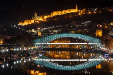 Tiflis, Gürcistan - 4 Aralık 2021: Narikala Kalesi ve Aydınlatılmış Barış Köprüsü