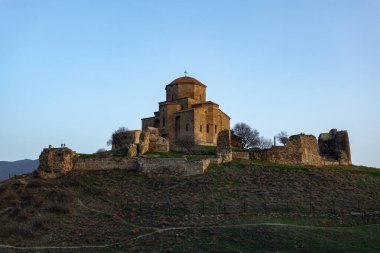 Jvari Manastırı, Mtskheta yakınlarında bulunan Gürcü ortodoks manastırıdır.