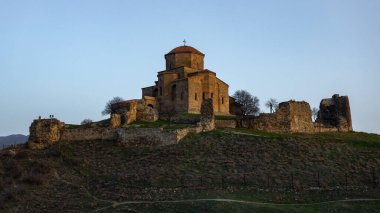 Jvari Manastırı, Mtskheta yakınlarında bulunan Gürcü ortodoks manastırıdır.