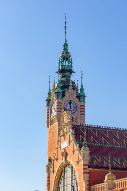 Gdansk Glowny, Polonya 'nın Gdansk kentinde saat kulesiyle ana tren istasyonunun tarihi dış cephesidir.