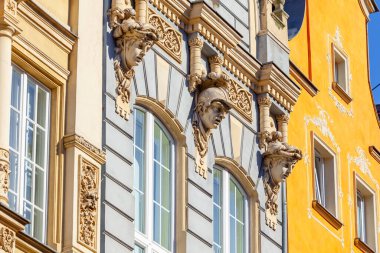 Güzel pencereler, eski Gdansk kasabasında renkli evler. Polonya