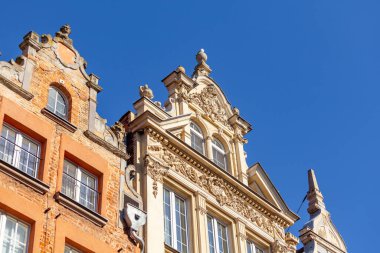 Güzel pencereler, eski Gdansk kasabasında renkli evler. Polonya