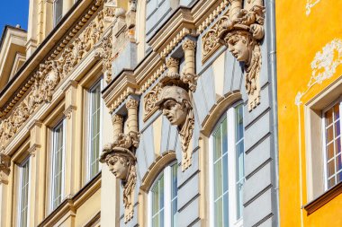 Güzel pencereler, eski Gdansk kasabasında renkli evler. Polonya