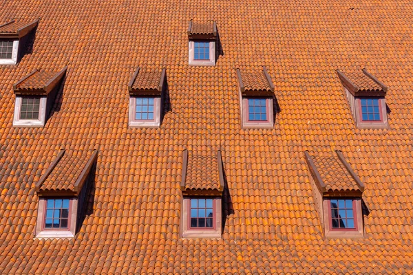 Nombreuses Petites Fenêtres Sur Toit Rouge Recouvert Tuiles Dans Vieille — Photo