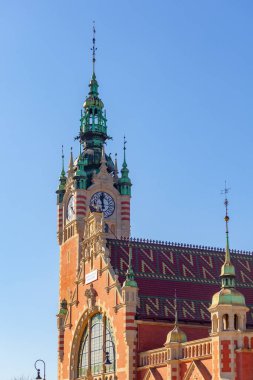 Gdansk Glowny, Polonya 'nın Gdansk kentinde saat kulesiyle ana tren istasyonunun tarihi dış cephesidir.