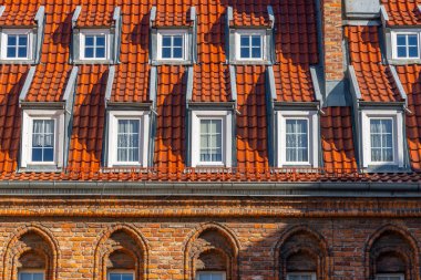 Eski Gdansk kasabasında kırmızı bir çatıdaki birçok küçük pencere fayanslarla kaplıydı. Polonya