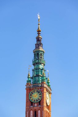 Polonya 'nın Gdansk şehrinin merkezindeki kırmızı tuğlalı kilise kulesi.