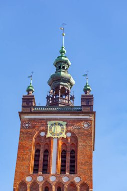 Polonya 'nın Gdansk şehrinin merkezindeki kırmızı tuğlalı kilise kulesi.