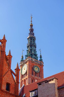 Polonya 'nın Gdansk şehrinin merkezindeki kırmızı tuğlalı kilise kulesi.