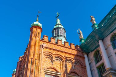 Polonya 'nın Gdansk şehrinin merkezindeki kırmızı tuğlalı kilise kulesi.