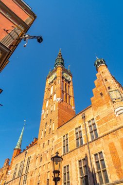 Polonya 'nın Gdansk şehrinin merkezindeki kırmızı tuğlalı kilise kulesi.