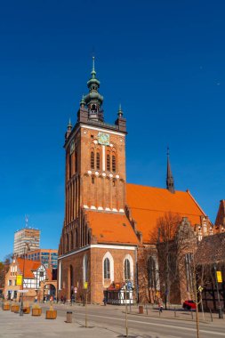 Gdansk, Polonya - 11 Mart 2022: St. Catherine, Gdansk 'ın en eski kilisesi. Din