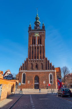 Gdansk, Polonya - 11 Mart 2022: St. Catherine, Gdansk 'ın en eski kilisesi. Din