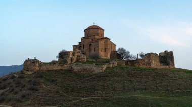 Jvari Manastırı, Gürcistan 'ın Mtskheta kenti yakınlarında bulunan Gürcü ortodoks manastırıdır.