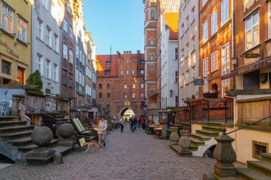 Gdansk, Polonya - 12 Mart 2022: Mariacka Caddesi 'nin mimarisi. Seyahat