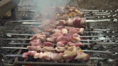 Gürcistan mtsvadi 'si, Şaşlık hazırlığı. Izgarada Shashlik tüttürüyorum.