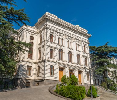 1918 'de kurulan Tiflis Eyalet Üniversitesi manzarası. Eğitim
