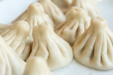 Ulusal Gürcü mutfağı. Etli Khinkali. Khinkali beyaz bir masada..