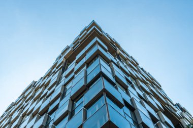 Gökdelen camı masmavi gökyüzü arka planında güneşli bir günde ön cephede.