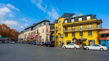 Tiflis, Gürcistan - 14 Kasım 2021: Gürcistan 'ın Eski Kenti' nde ahşap oymalı balkonlarla terk edilmiş bölge