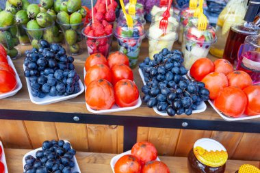 Satılık çeşitli meyveler, açık hava pazarı. Yiyecekler. Tiflis