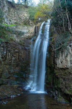 Gürcistan 'ın eski Tiflis şehrinde şelale. Doğa
