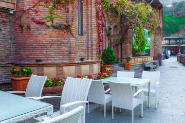 Tiflis, Gürcistan - 14 Kasım 2021: Gorgasali restoranı, Abanotubani 'de tuğla bina. Tiflis