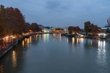 Tiflis, Gürcistan - 14 Kasım 2021: Tiflis şehri, Kura nehri gece manzarası. Seyahat