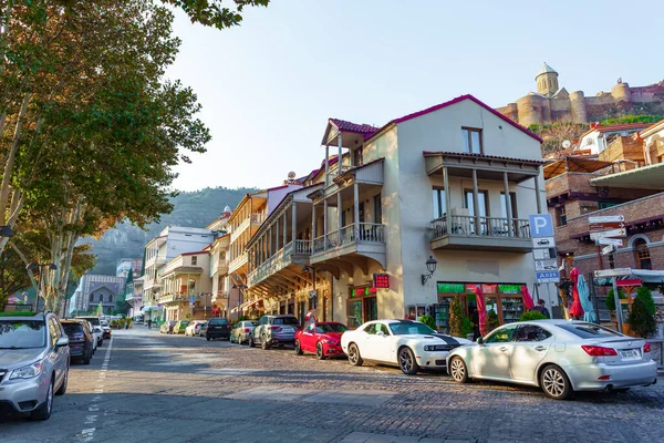 Tiflis, Gürcistan - 14 Kasım 2021: Gürcistan 'ın Eski Kenti' nde ahşap oymalı balkonlarla terk edilmiş bölge