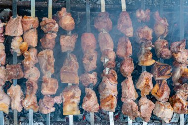 Gürcistan mtsvadi 'si, Shashlik hazırlığı. Izgarada Shashlik tüttürüyorum. Çubukta mangal.