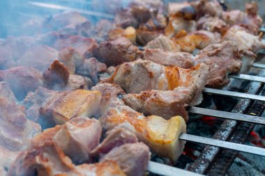 Gürcistan mtsvadi 'si, Shashlik hazırlığı. Izgarada Shashlik tüttürüyorum. Çubukta mangal.