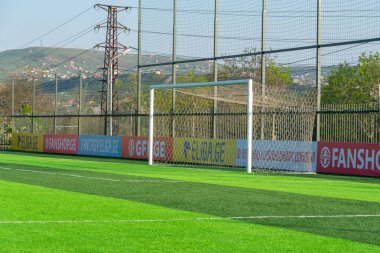 Tiflis, Gürcistan - 25 Nisan 2022: Profesyonel bir futbol sahasında yapay yeşil çimen. Spor.