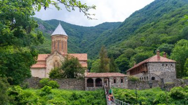 Kartli, Gürcistan - 12 Mayıs 2022: Kvatakhevi Karli 'de bir ortaçağ Ortodoks manastırı, din