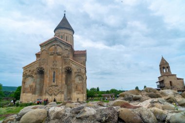 Kartli, Gürcistan - 12 Mayıs 2022: Samtavisi köyündeki eski ortodoks kilisesi. Georgia