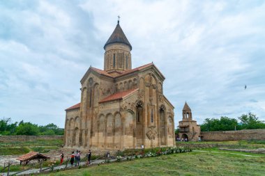 Kartli, Gürcistan - 12 Mayıs 2022: Samtavisi köyündeki eski ortodoks kilisesi. Georgia