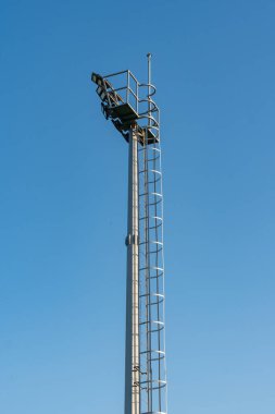 Büyük ve uzun stadyum ışıkları mavi gökyüzüne karşı. spor