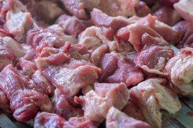 Gürcistan mtsvadi 'si, Shashlik hazırlığı. Izgarada Shashlik tüttürüyorum. Çubukta mangal.