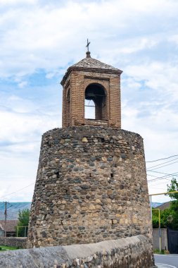 Küçük bir Gürcü köyü olan Metekhi 'deki Kutsal Bakire Meryem' in Varsayımı Antik Ortodoks Kilisesi 'nin çan kulesi. Kaspi belediyesi