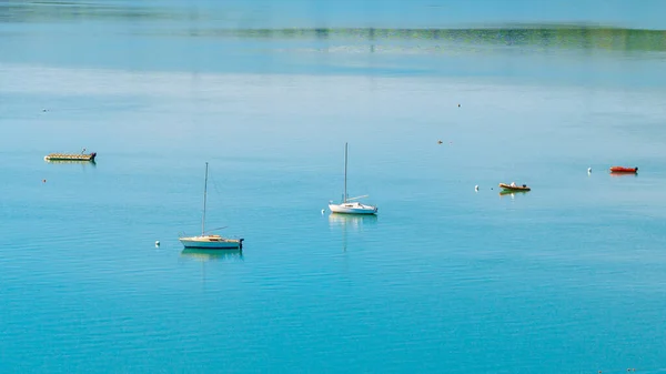 Tiflis Meer Und Boot Mit Aufgeblasenen Segeln Landschaft — Stockfoto