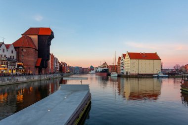 Gdansk, Polonya - 12 Mart 2022: Gdansk 'taki mimari iskele kanalı nehrinin manzaralı yaz akşamı manzarası
