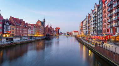 Gdansk, Polonya - 12 Mart 2022: Gdansk 'taki mimari iskele kanalı nehrinin manzaralı yaz akşamı manzarası