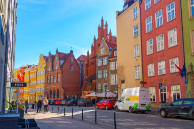 Gdansk, Polonya - 11 Mart 2022: Gdansk 'taki renkli ortaçağ kasabaları, şehrin en önemli turistik merkezleri