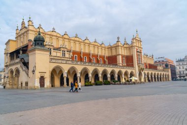 Krakow, Polonya - 13 Mart 2022: Cloth Hall, Sukiennice ve Townhouse kulesi Krakow Meydanı 'nda. Seyahat