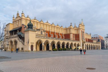 Krakow, Polonya - 13 Mart 2022: Cloth Hall, Sukiennice ve Townhouse kulesi Krakow Meydanı 'nda. Seyahat