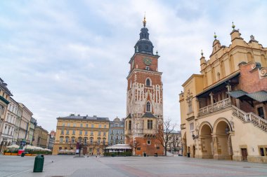 Krakow, Polonya - 13 Mart 2022: Krakow meydanındaki Belediye Binası Kulesi. Seyahat