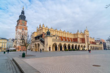 Krakow, Polonya - 13 Mart 2022: Cloth Hall, Sukiennice ve Townhouse kulesi Krakow Meydanı 'nda. Seyahat