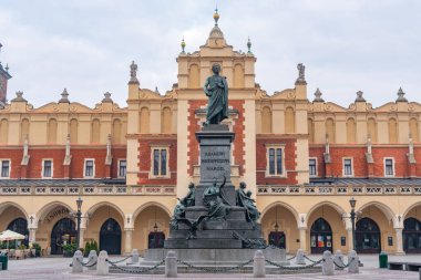 Krakow, Polonya - 13 Mart 2022: Cloth Hall, Sukiennice ve Townhouse kulesi Krakow Meydanı 'nda. Seyahat