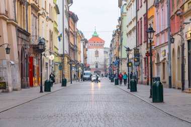 Krakow, Polonya - 13 Mart 2022 Florianska Caddesi 'ndeki St. Florian Kapısı, eski şehir Krakow' un girişi. Seyahat
