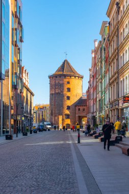Gdansk, Polonya - 11 Mart 2022: Gdansk 'taki Stagiewna Kapısı. Tuğla kulesi Seyahat