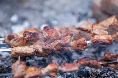 Gürcistan mtsvadi 'si, Shashlik hazırlığı. Izgarada Shashlik tüttürüyorum. Çubukta mangal.